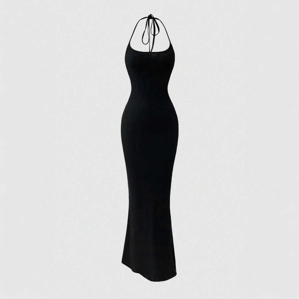 Kvindernes kropsnære maxi kjole med halterneck design og slim fit Stilla