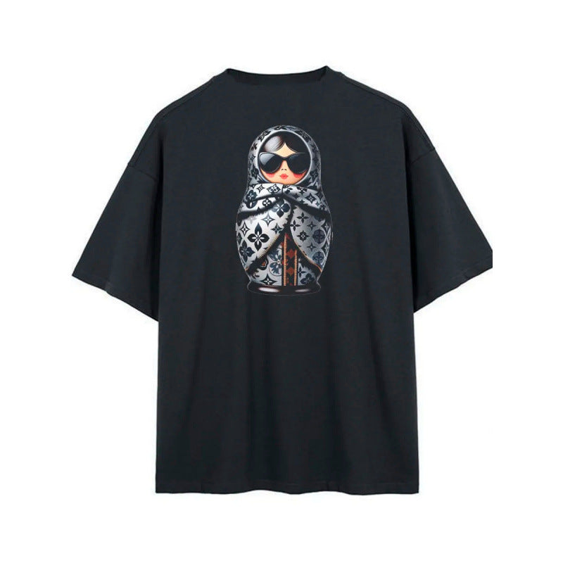 Dame T-shirt med kreativ Matroschka-tryk og afslappet snit Stilla