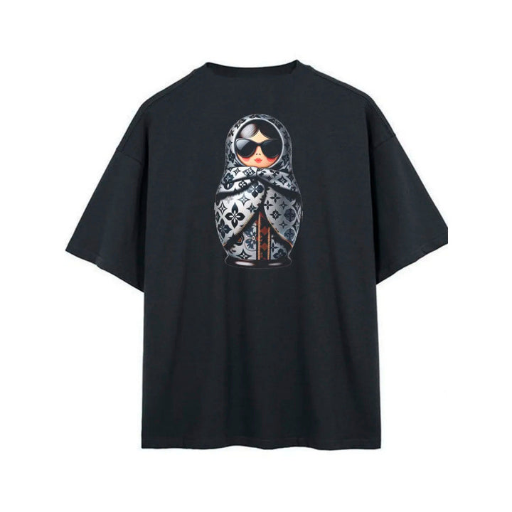Dame T-shirt med kreativ Matroschka-tryk og afslappet snit Stilla