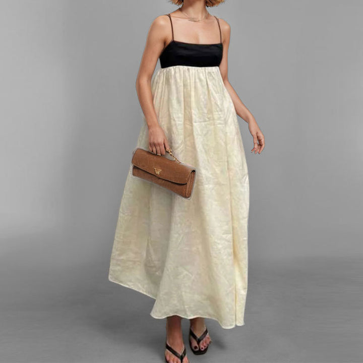 Kvinders sommer maxi kjole med elegant snit og strop detaljer Stilla