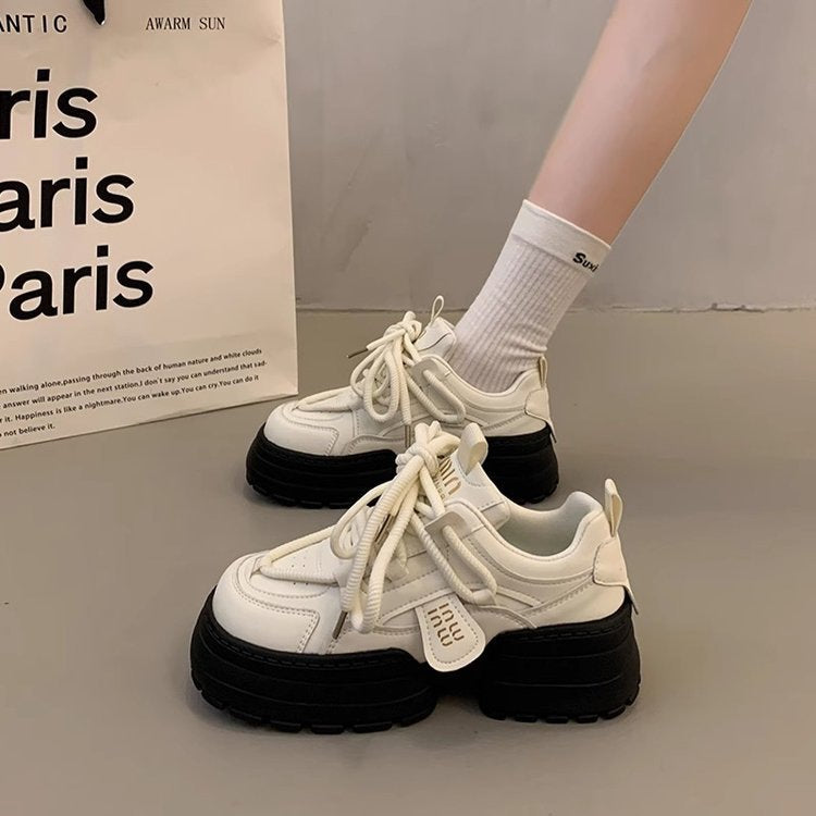 Dame Plateau-Sneakers med moderne design og stabil sål Stilla