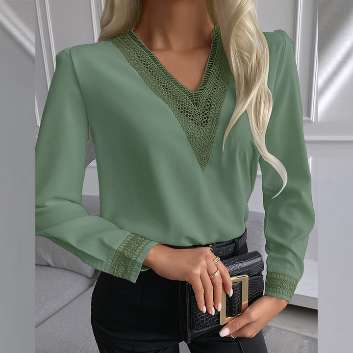 Dame elegant bluse med V-hals og fint udførte spidsdetaljer Stilla