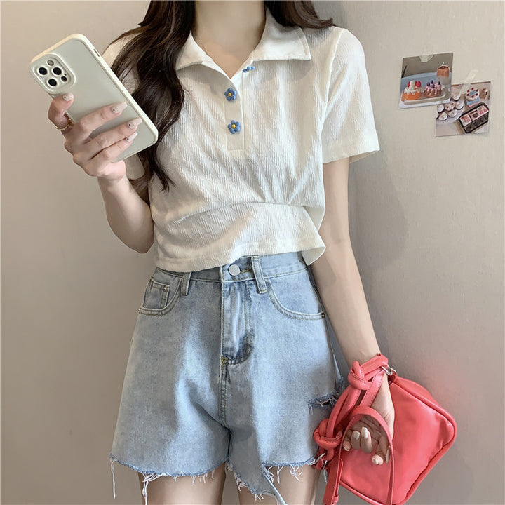 Femme Crop-Polo-Tee med blomsterknapdetalje Stilla