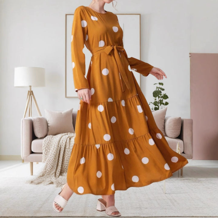 Dame Maxikjole med legende polka-dot mønster og elegant bindebælte Stilla