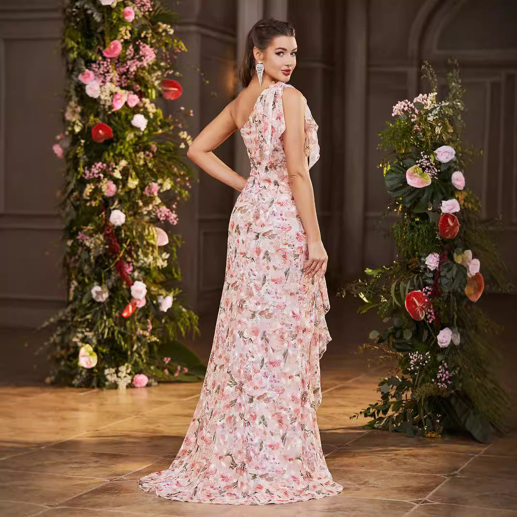 Dame skulderfri maxikjole med blomstrede flæser og sidelæg Stilla