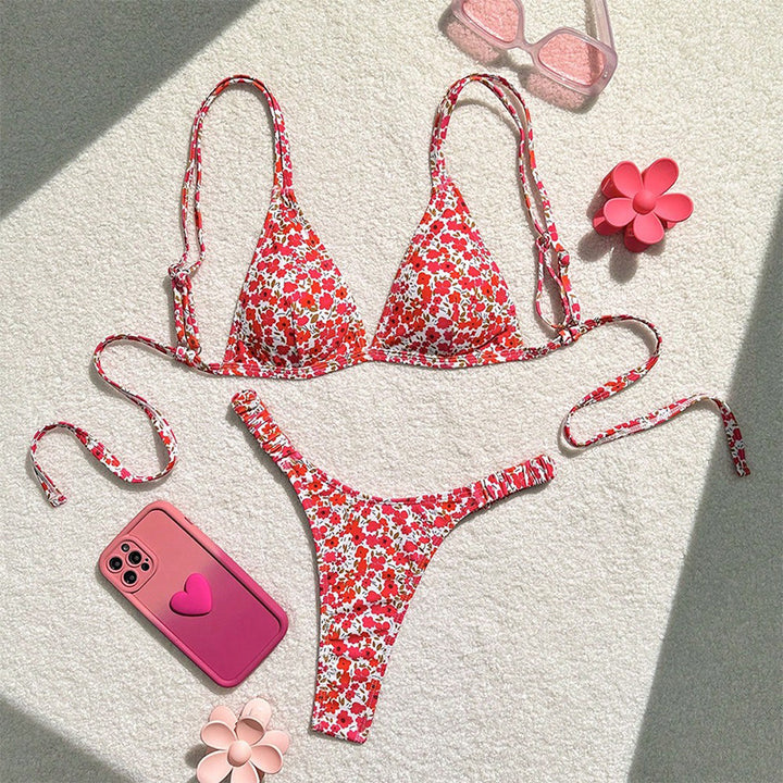 Dame triangel-bikini med blomstret design og fine bindebånd Skovae