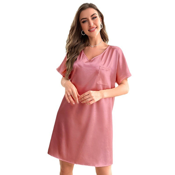 Dame elegant natkjole lavet af let satinlignende materiale med V-hals og brystlomme Stilla