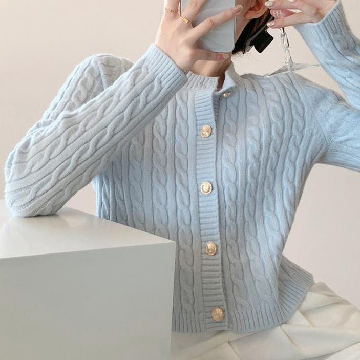 Kvinders chunky strikket cardigan med knaplukning og smuk kabelmønster Stilla