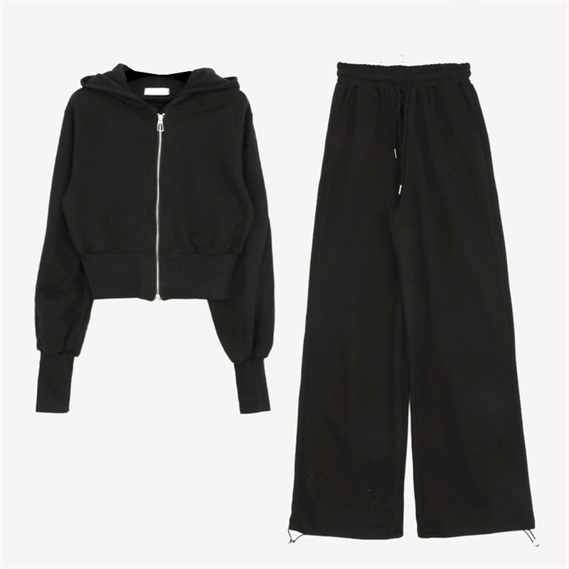 Kvindernes sporty loungewear sæt med cropped hoodie og brede bukser Stilla