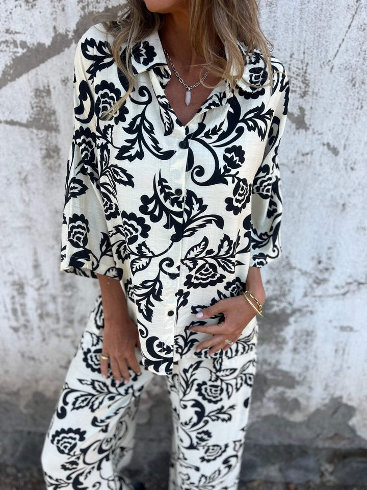 Dame To-deles modebevidst outfit med blomsterprint og løs pasform Stilla
