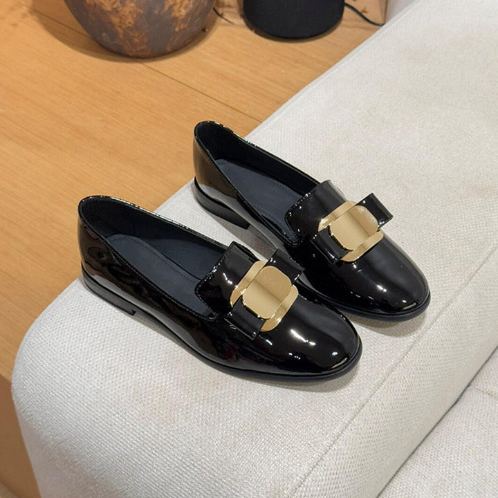 Damer elegante laklæder slippers med dekorativ spænde Stilla