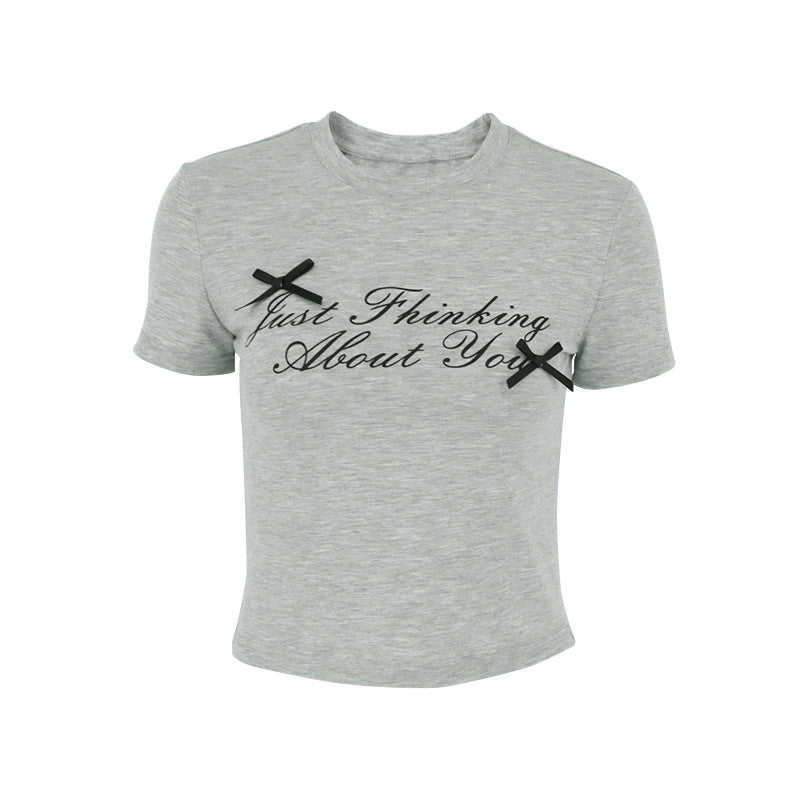 Dame cropped T-shirt med unik skrift og afslappet snit Skovae