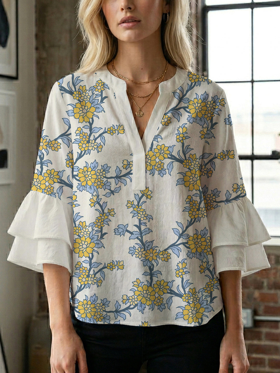 Dame skjorte med voluminøse ærmer og blomsterdesign Skovae