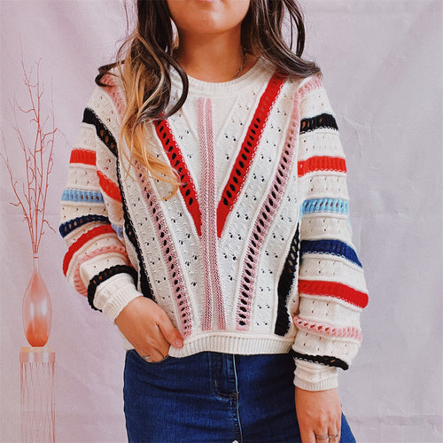 Kvindernes stilfulde sweater med farverig V-hals og tekstureret strikdesign Stilla