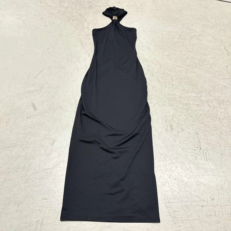 Dame aftenkjole med smart halterdesign og elegant silhuet Skovae