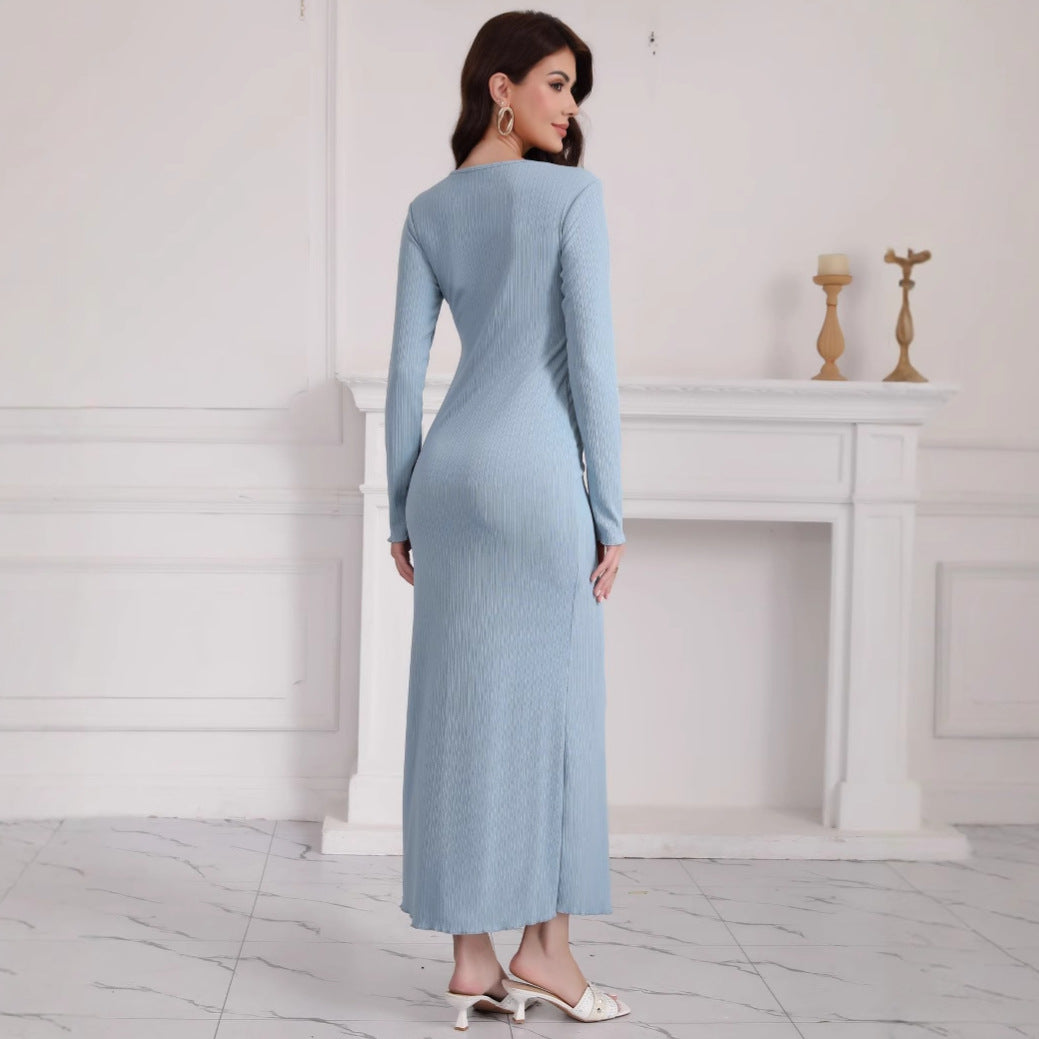 Kvinders langærmet maxikjole lavet af høj-kvalitets ribbet strikstof med elegant split