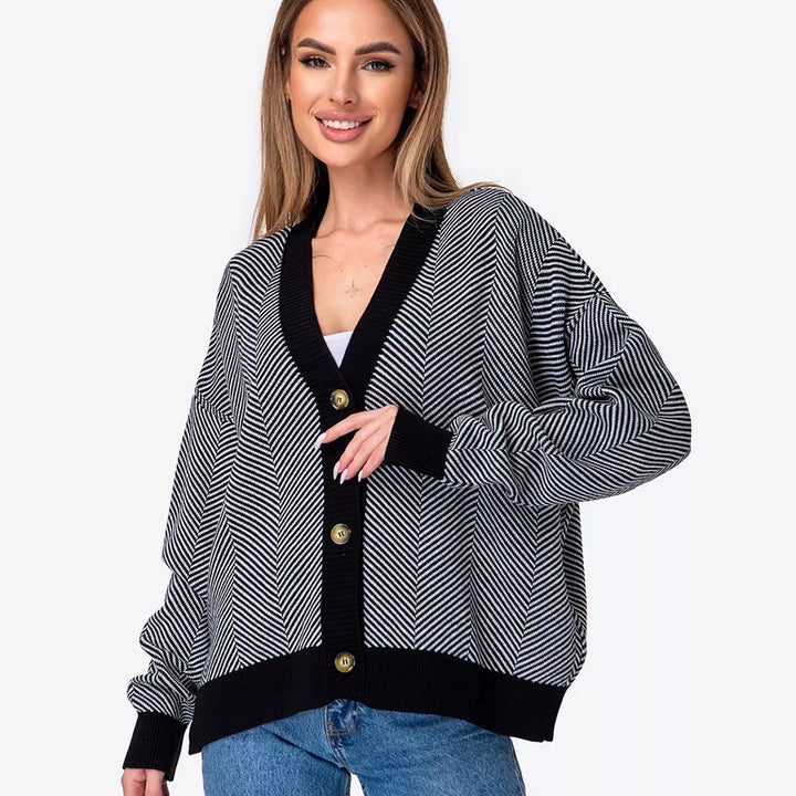 Kvinders fashionable strikket cardigan i chevron mønster med elegant knaplukning Stilla