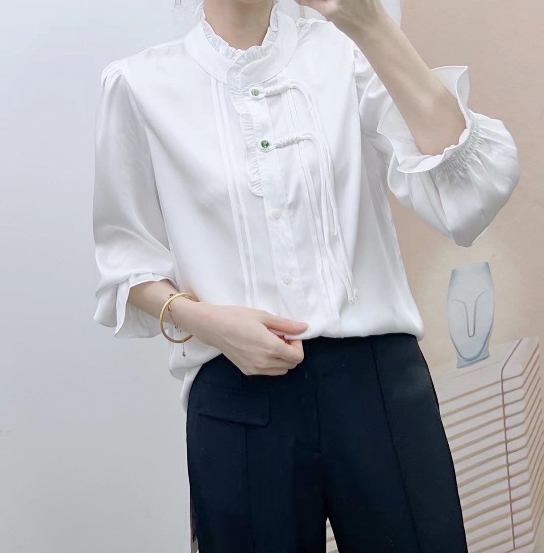 Damebluse med kunstnerisk rynkedesign og elegant knapdetalje Stilla