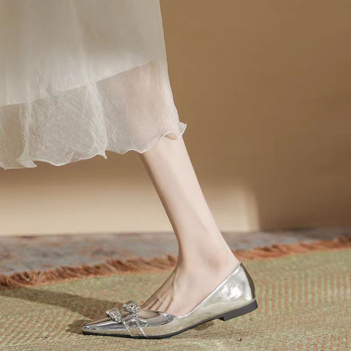 Damernes elegante spidse ballerinaer med dekorativ sløjfe Stilla