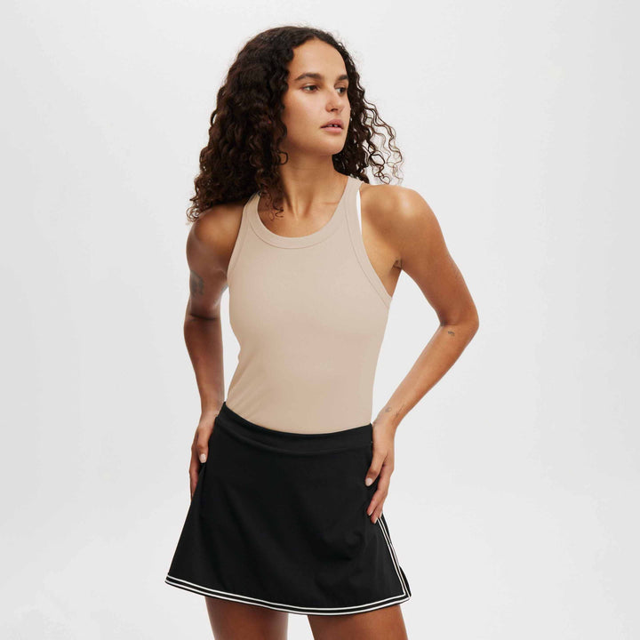 Dame Sporty Tanktop med figursyet snit og åndbar teknologi Stilla