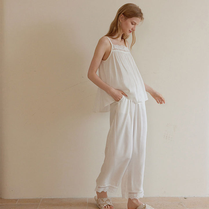 Dame Pyjamasæt med elegant blondedetalje og løs pasform Stilla