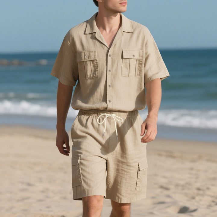 Herrer afslappet strandoutfit med korte ærmer og praktiske cargo-shorts Stilla