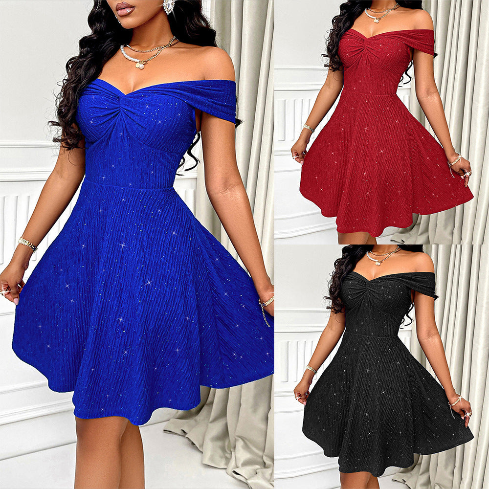 Dame elegant off-shoulder kjole med glitrende stof og flydende nederdel Stilla