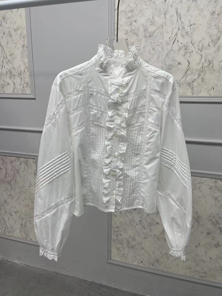 Damebluse med flæsedetaljer og modematerialer Stilla