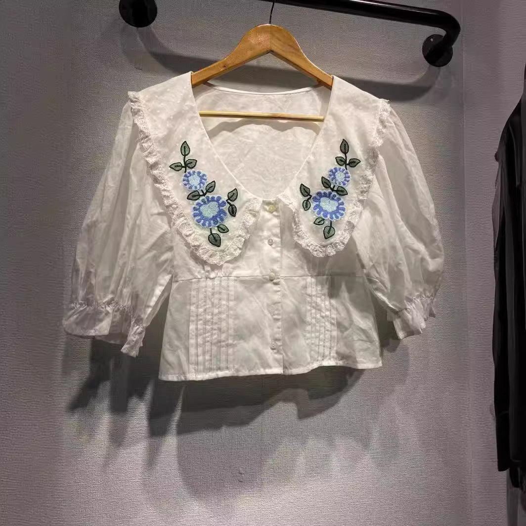 Damebluse med detaljeret blomsterkravebehandling og slidsede ærmer Stilla