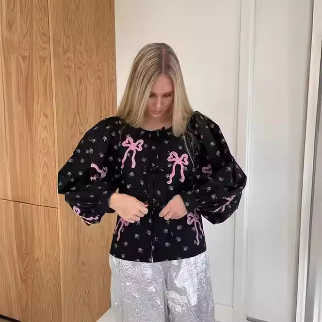 Damebluse med legende sløjfedesign og raffinerede detaljer Stilla