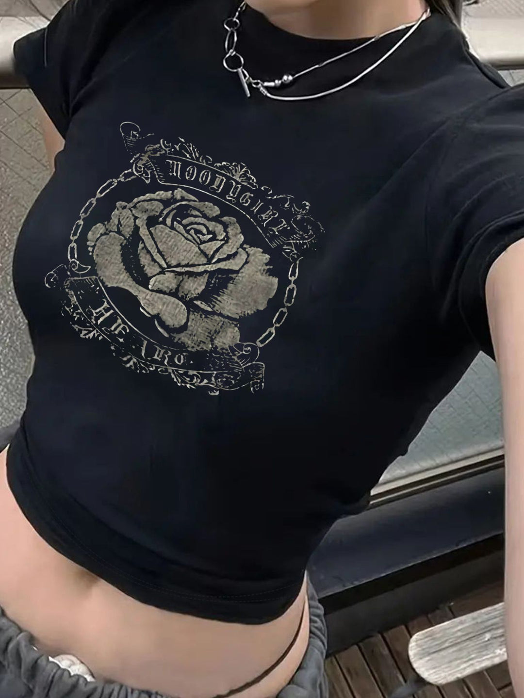 Dame T-Shirt med kreativt nøglehjerte-motiv og moderne print Skovae