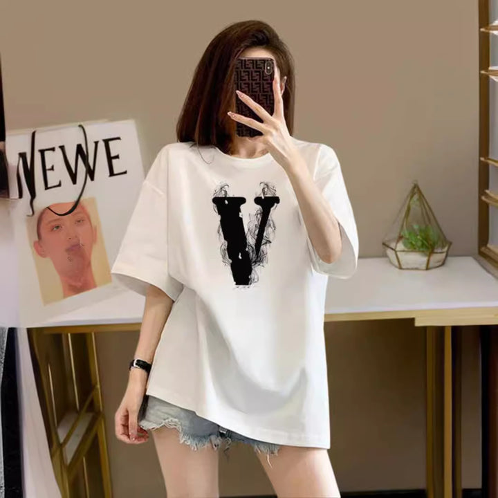 Dame T-Shirt med kreativt V-motiv og afslappet pasform Stilla