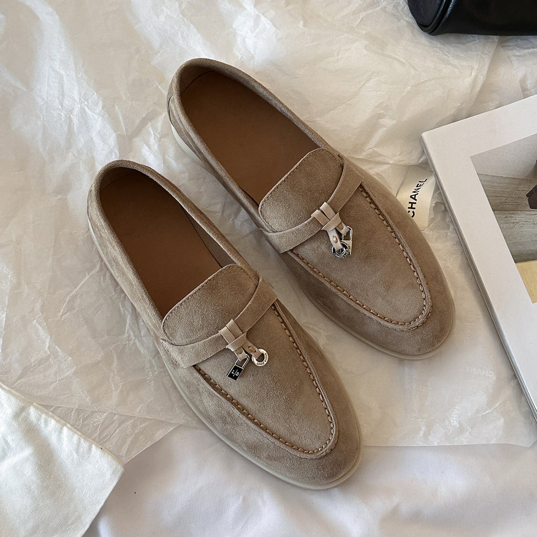 Femme Soft Suede Slipper-Mokkasiner med Dekorativt Vedhæng Stilla