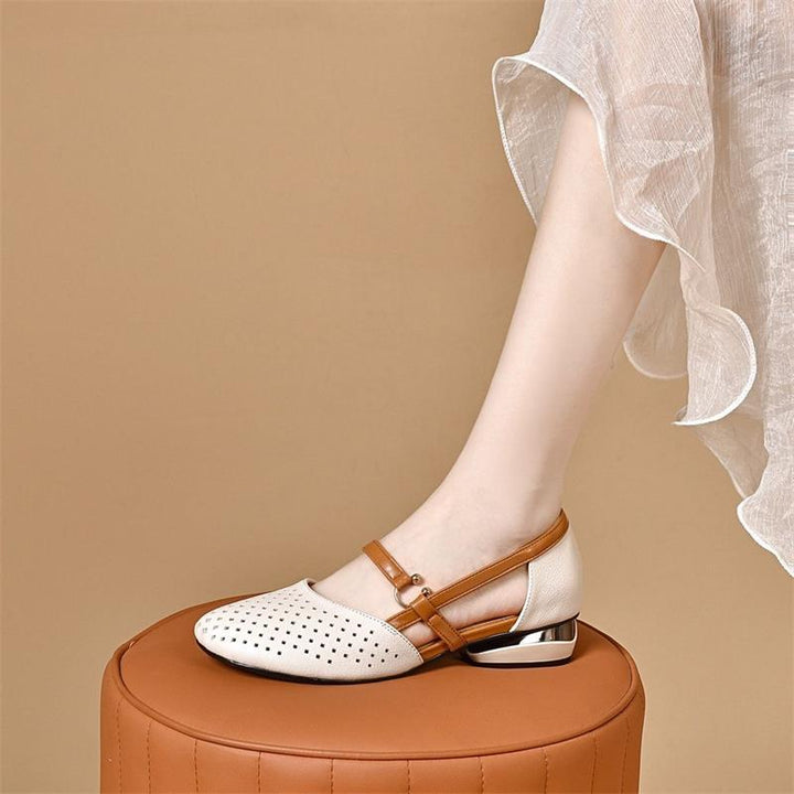 Dame Ballerinas med perforeret design og elegant rem Stilla