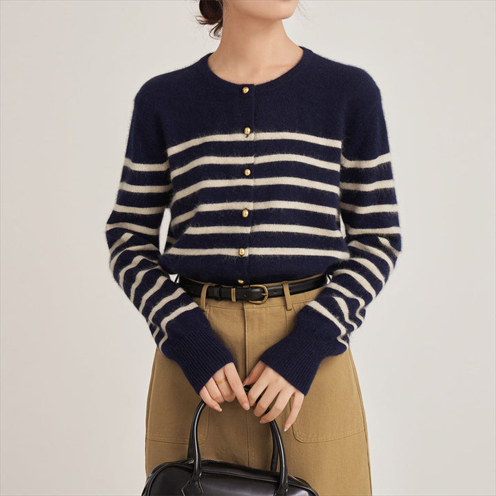 Dames stribet cardigan lavet af fint materiale med guldknapper Stilla