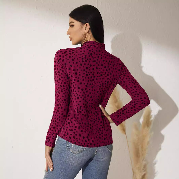 Damebluse med sløjfe-krave og moderne prikdesign Stilla