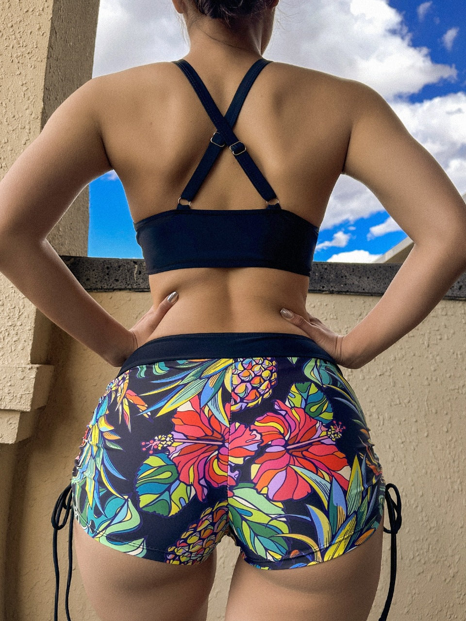 Damer Sporty To-delt Badetøj Sæt med stilfuld Crop-Top og farverigt Blomsterprint Stilla