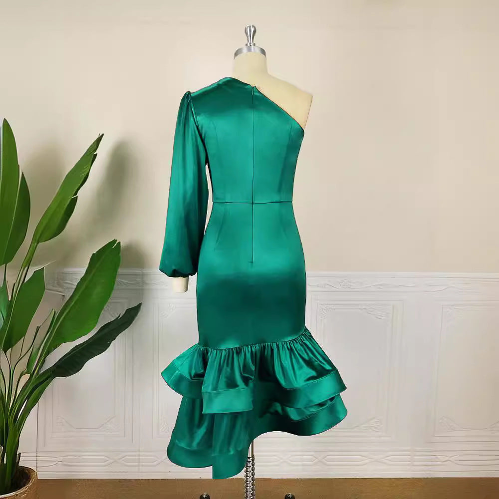 Dame Eksklusiv Satin Kjole med asymmetrisk Design og voluminøs Flæse-Søm Skovae