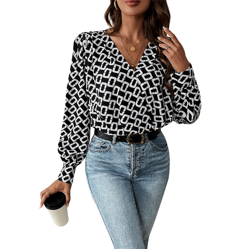 Dame designerbluse med grafisk mønster og dyb v-hals Stilla