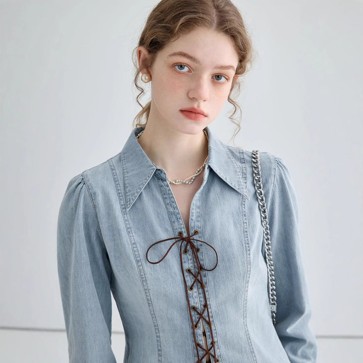 Dame denim bluse med legende bindedetaljer og elegant snit