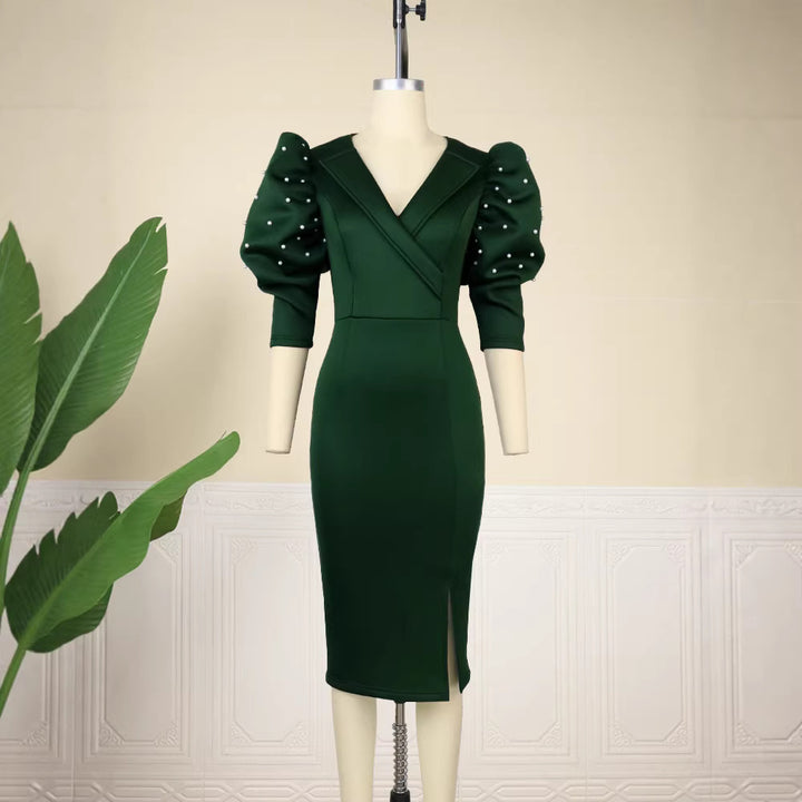 Dame figursyet kjole med elegante puffærmer og slids