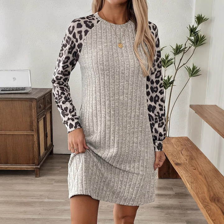 Dame Sweatkjole med moderne dyremønsterærmer og ribbet design Stilla