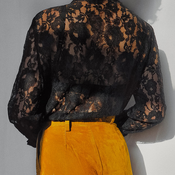 Damens spidsbluse med transparente flæser og elegante detaljer Stilla