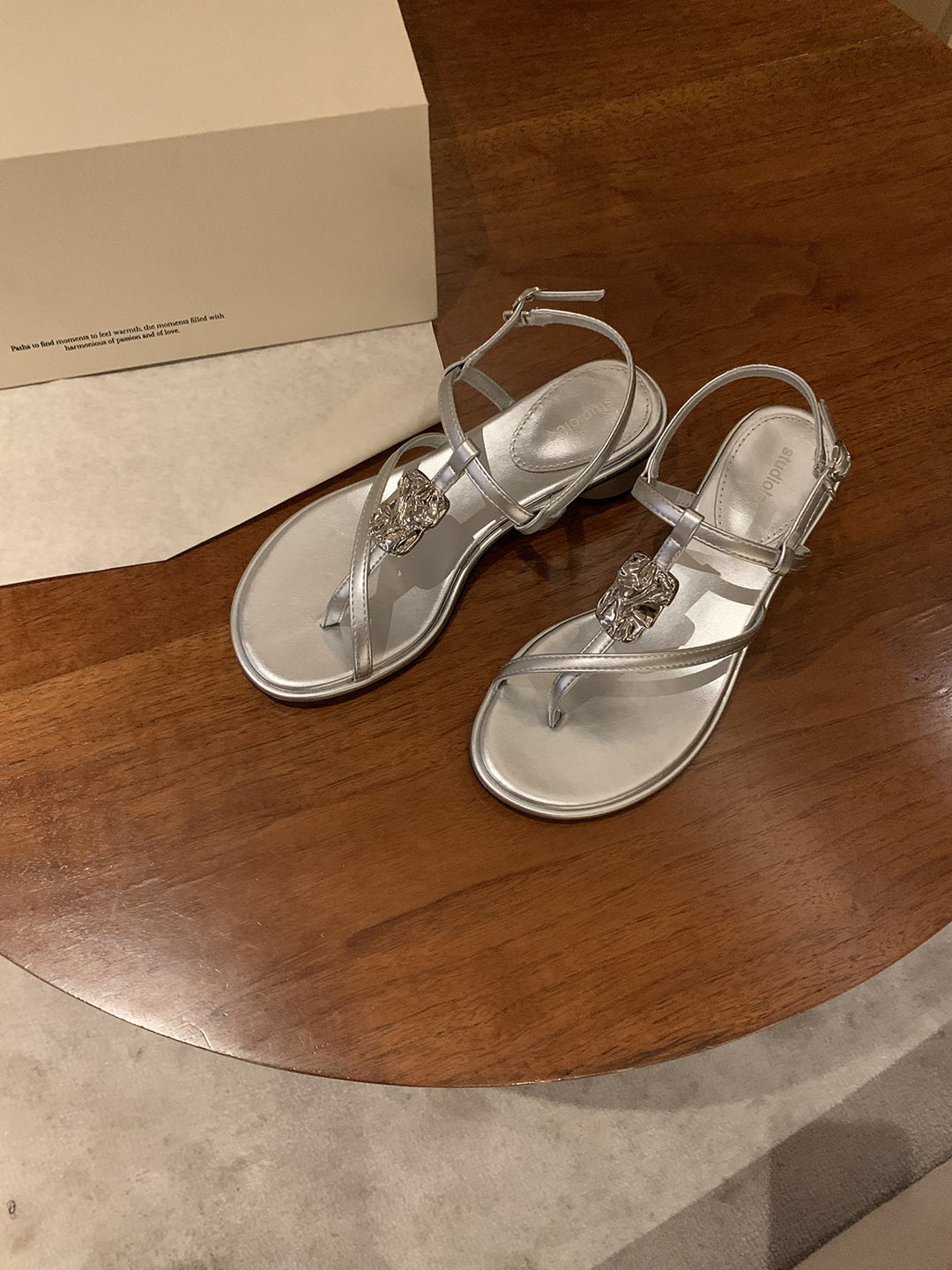 Dame sandaler med elegante gyldne accentuer Stilla