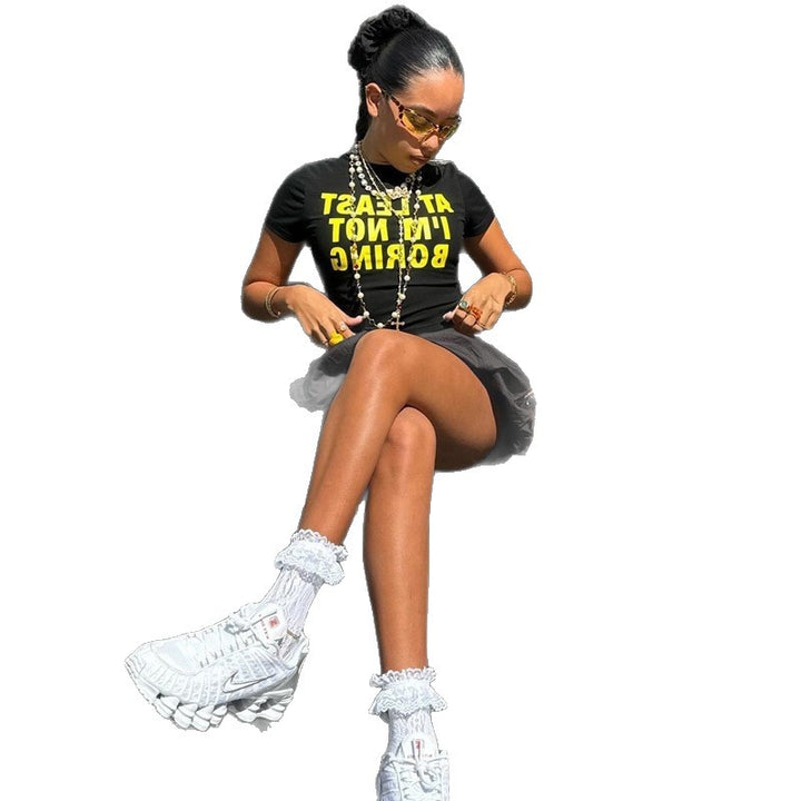 Damer cropped T-shirt med iøjnefaldende typografi-tryk Skovae