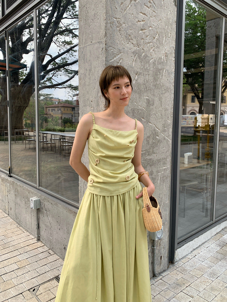Dame top med raffinerede knapdetaljer og elegant drapering Stilla