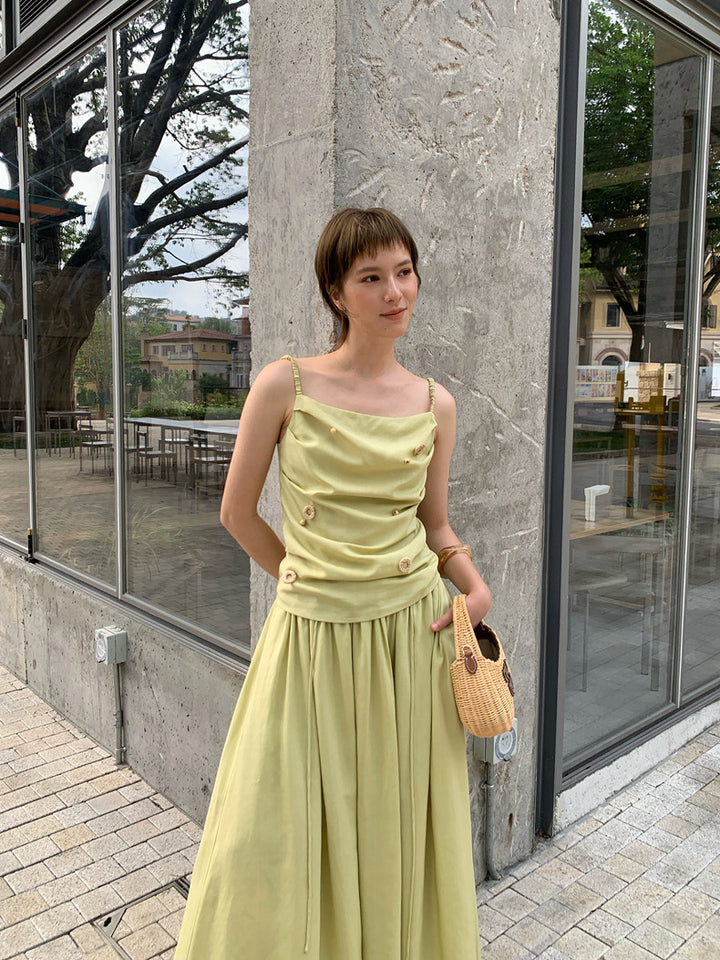 Dame top med raffinerede knapdetaljer og elegant drapering Stilla