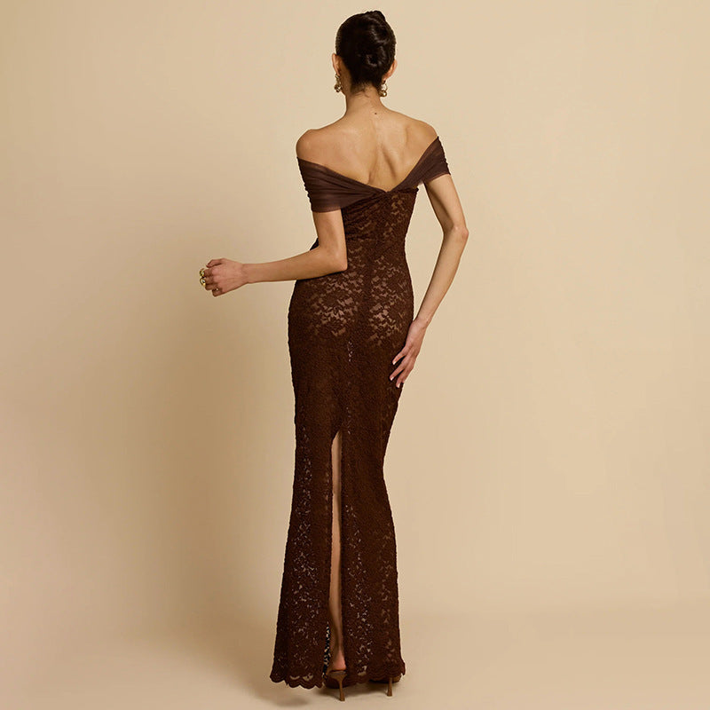 Damernes spidse maxikjole med skuldrene fri design og elegant draperingseffekt Skovae