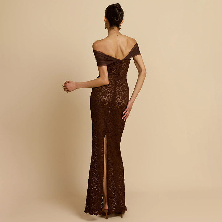 Damernes spidse maxikjole med skuldrene fri design og elegant draperingseffekt Skovae
