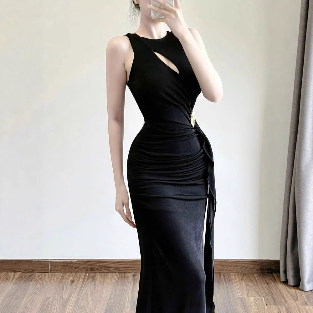 Dame figurtilpasset aftenkjole med asymmetrisk snit og elegant drapering Skovae